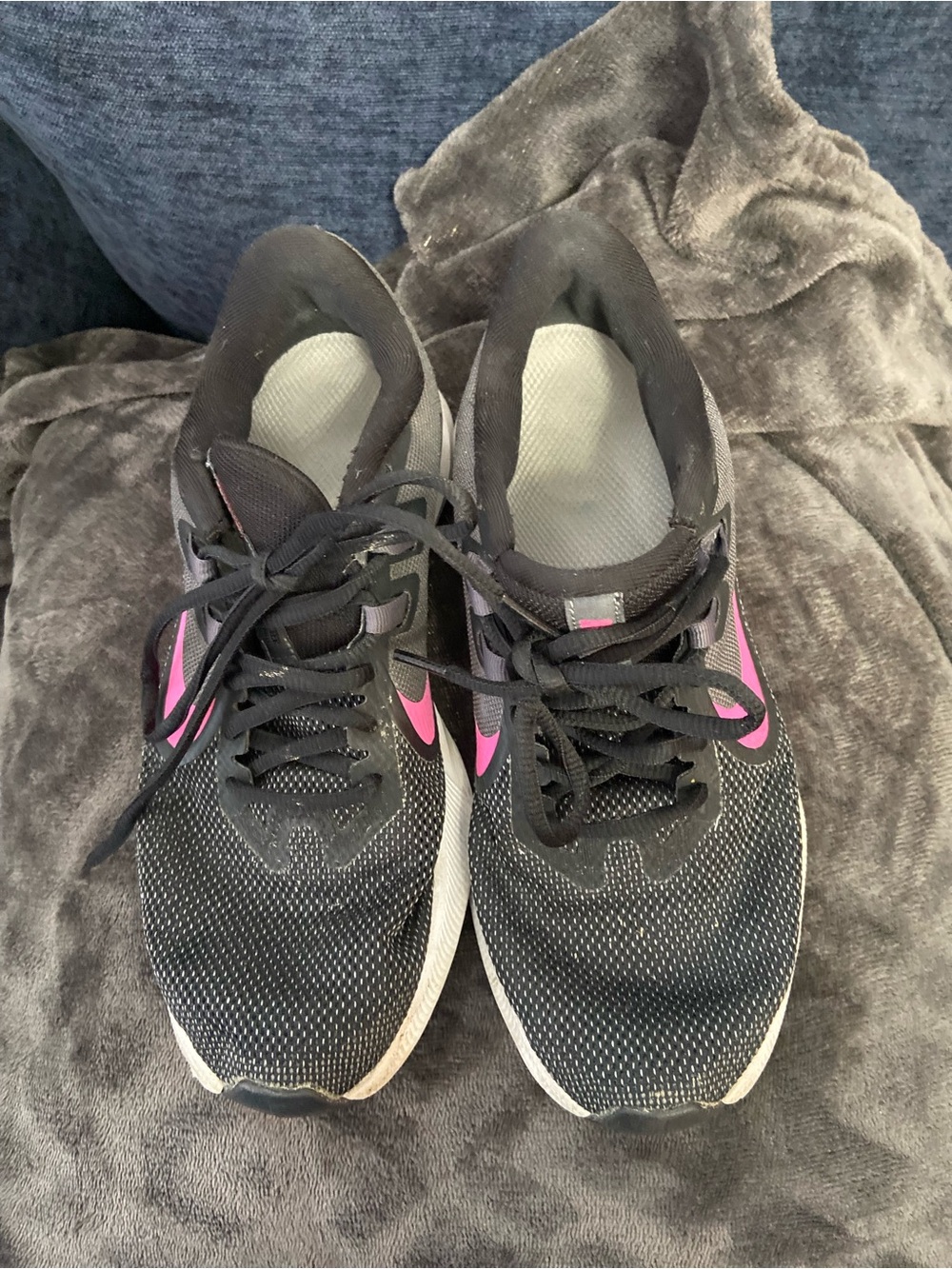 Nike Running Women’s Black Sneakers with Pink Swoosh